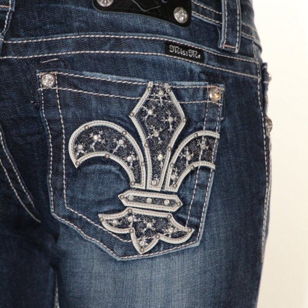 NWT Women’s Miss Me Bootcut Jeans White Leather Fleur de lis Embellished Pocket